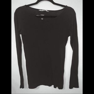 grey long sleeve shirt